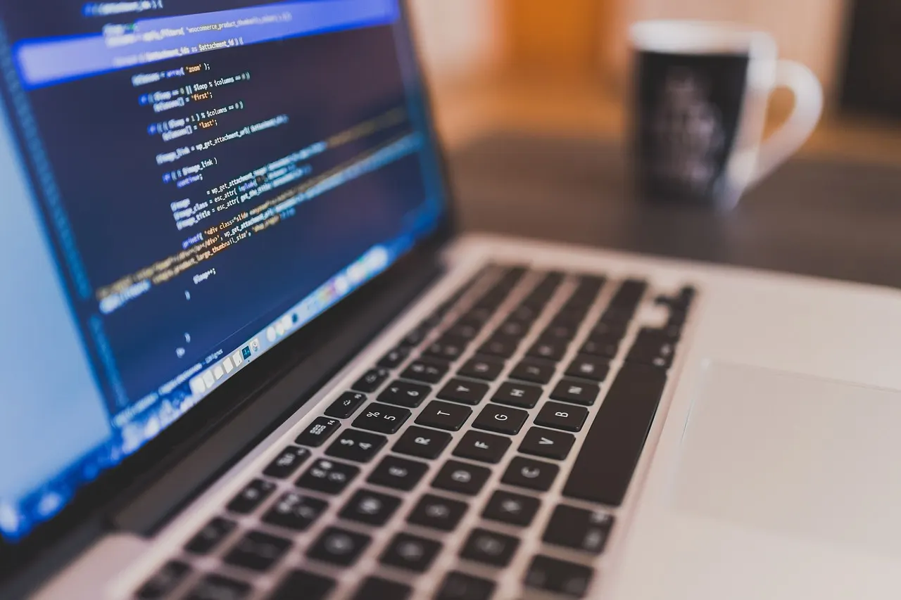 Desenvolvedores trabalhando em laptops no escritório
